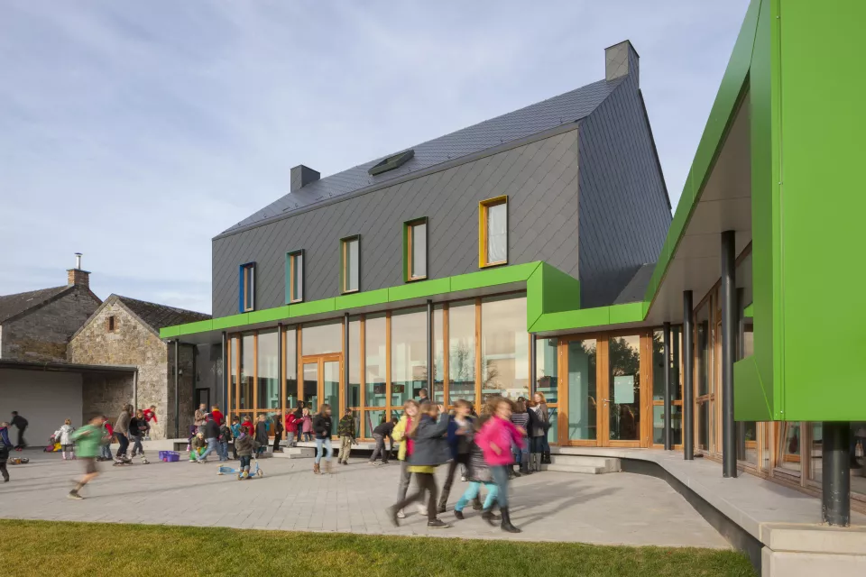 Lrarchitectes ecole primaire rénovation contemporaine ardoise Barvaux en condroz Namur belgique