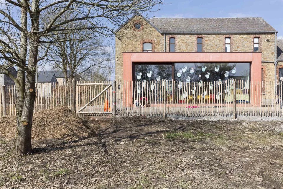 LRArchitectes rénovation contemporaine ecole fondamentale béton rouge vierset namur