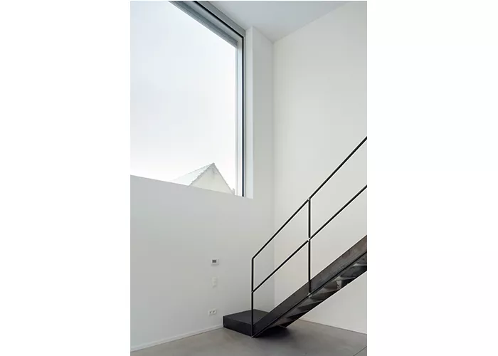 Lrarchitectes habitation contemporaine noire aluminium béton Achêne Namur