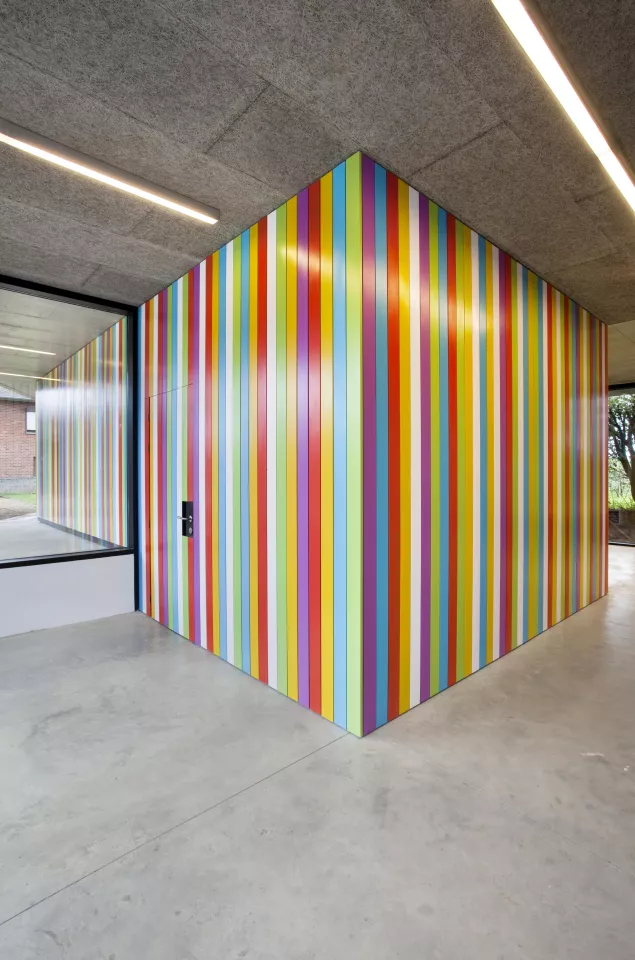 Lrarchitectes rénovation et extension d'une école primaire et maternelle à Jeneffe Namur béton alu couleur