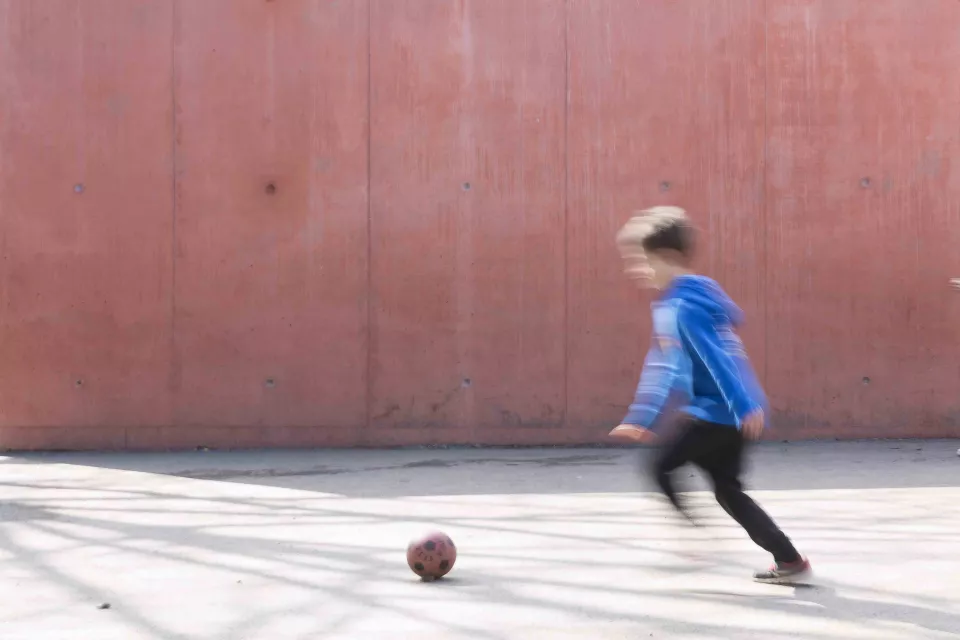 LRArchitectes rénovation contemporaine ecole fondamentale béton rouge vierset namur